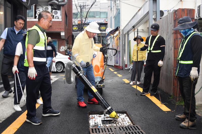 동래구, '친환경 노면 진공청소기' 도입으로 선진 청소행정 구현